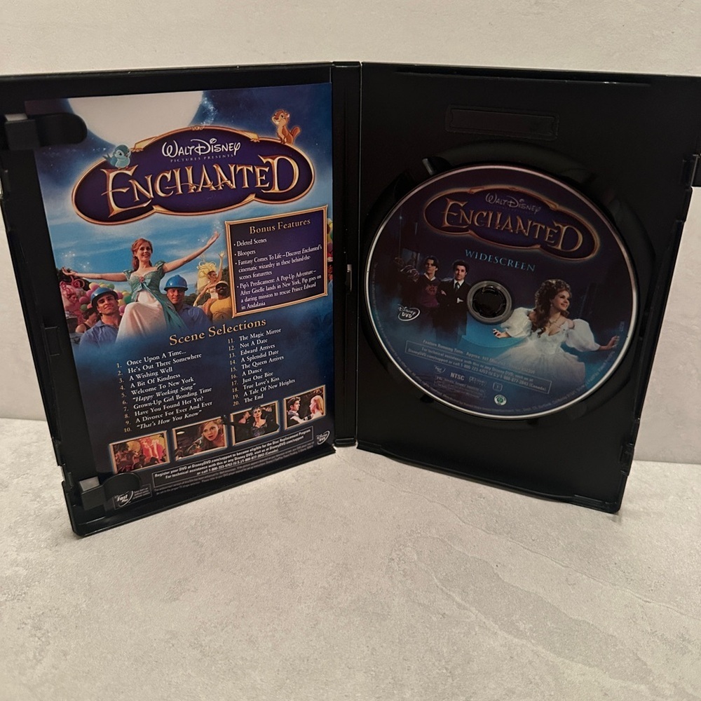 Walt Disney Enchanted Widescreen DVD with Amy Adams [2007 Romantic Comedy] - Picture 4 of 4